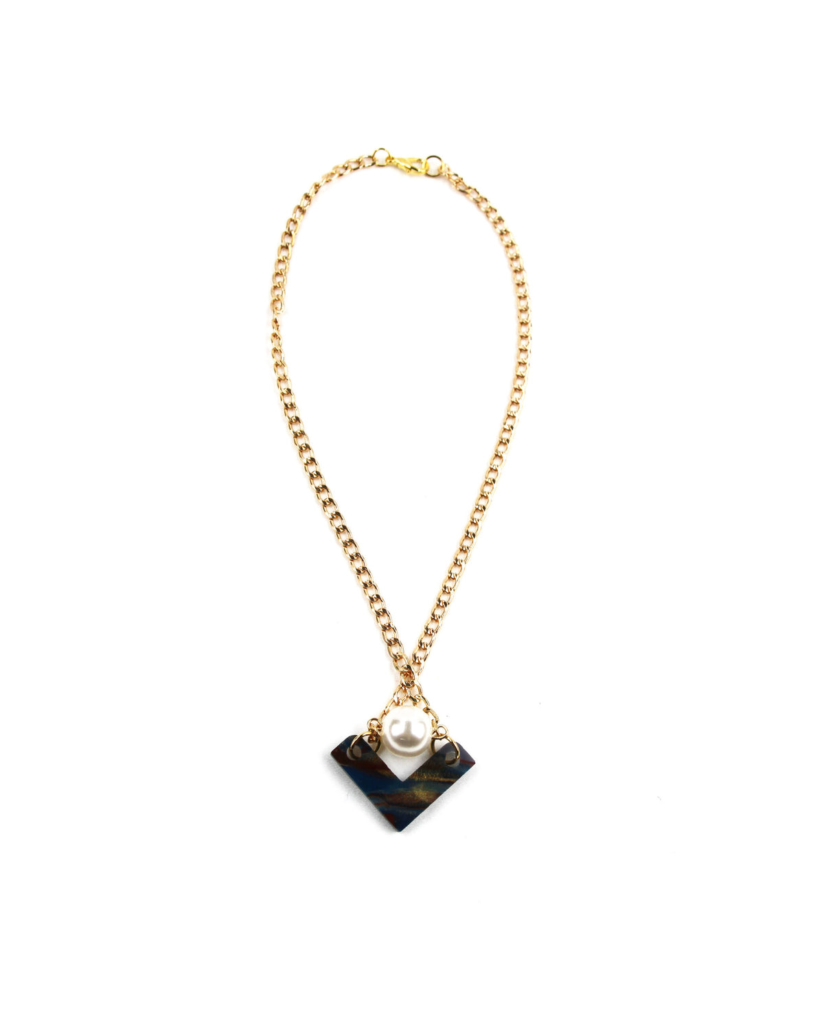 Collar dorado con colgante perlado y pieza geométrica marmolada-2
