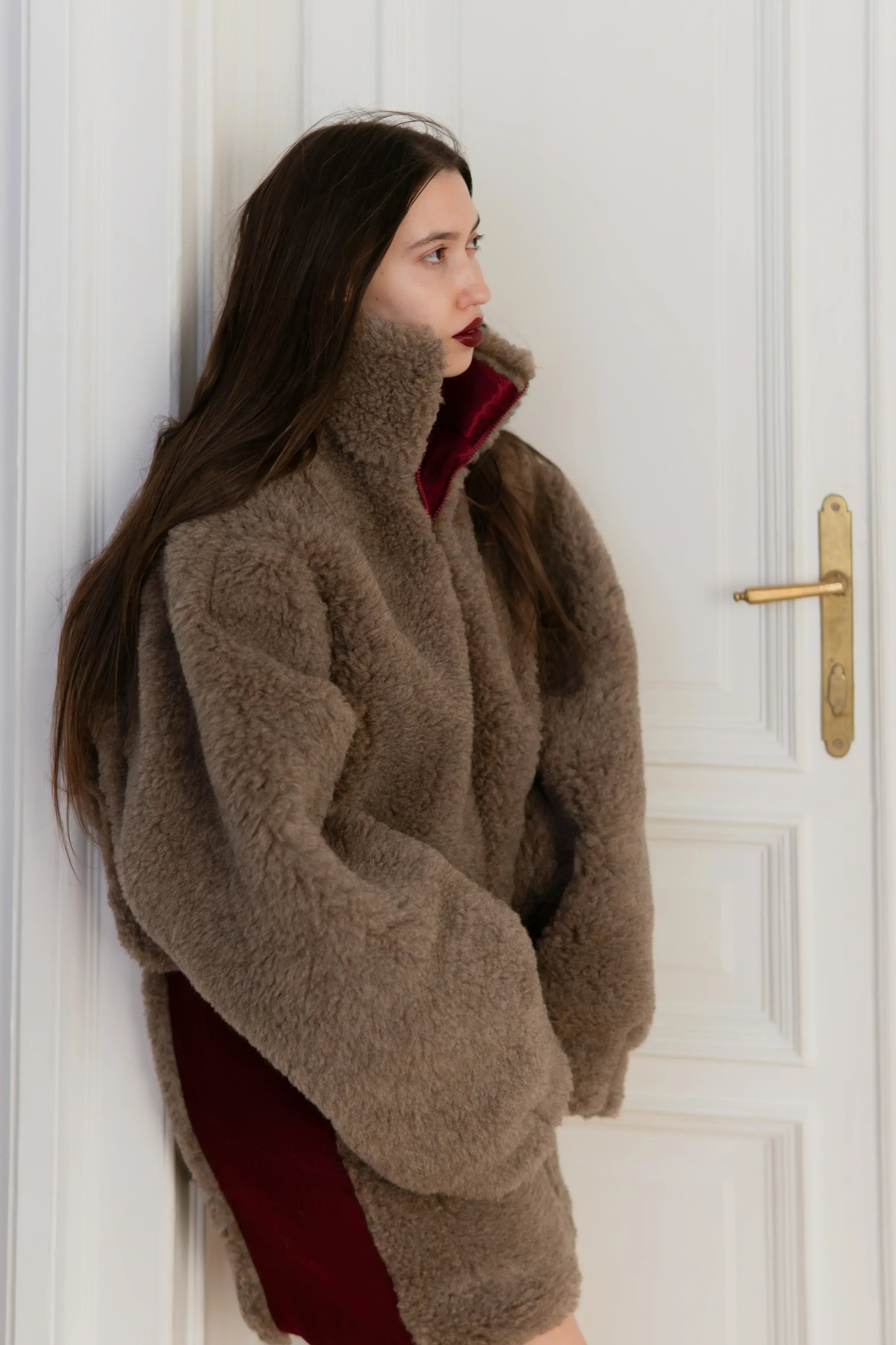 Beige structured wool mini skirt with bold front zipper and burgundy silk cotton insets. — view 4