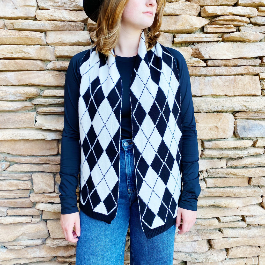 Patterned knit scarf in classic argyle cozy cold weather neckwear wrap for autumn and winter — view 3