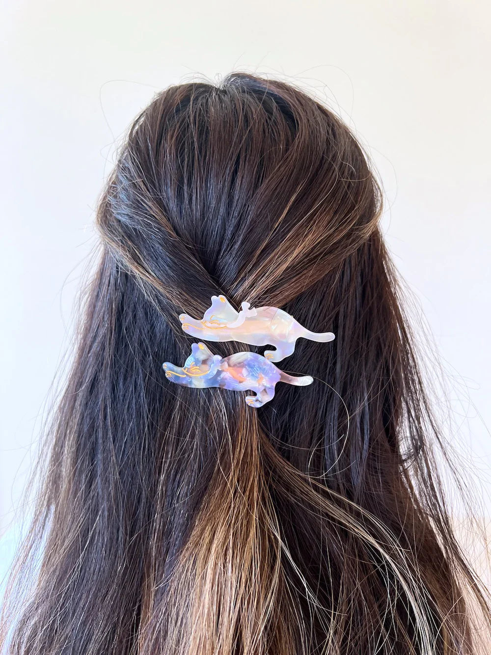 Hand-painted stretching cat hair clip in cellulose acetate, adorned with delicate sparkling glass rhinestones. — view 2