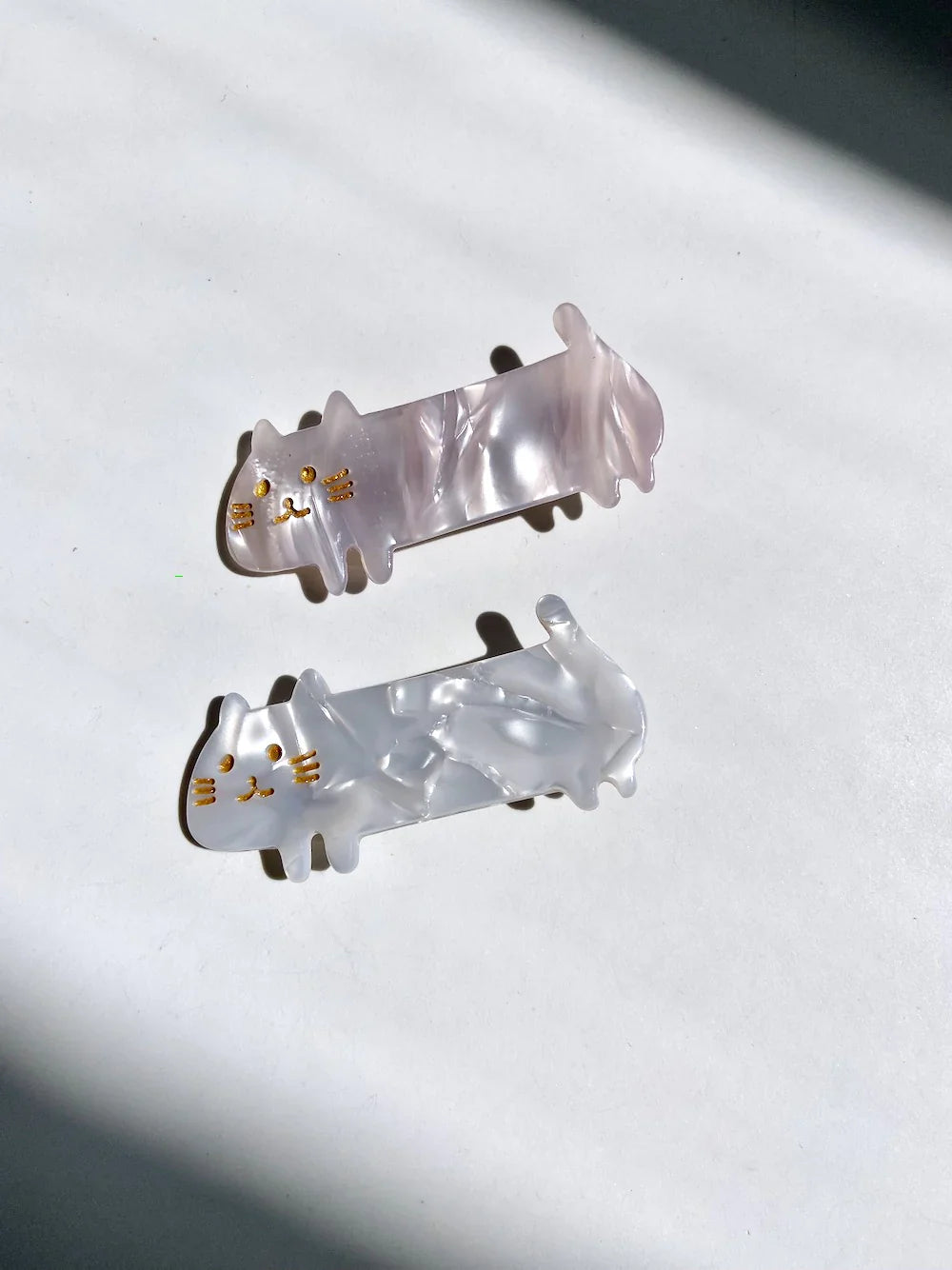 Hand-painted kitty cat hair clip made of eco-friendly cellulose acetate with glass rhinestones — view 3