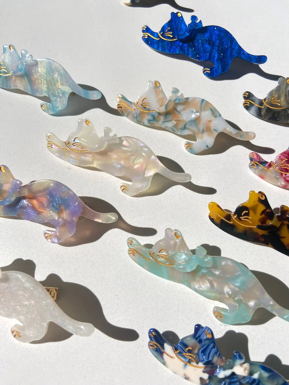 Hand-painted stretching cat hair clip in cellulose acetate, adorned with delicate sparkling glass rhinestones.