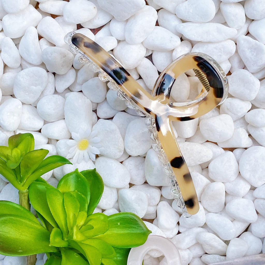 Two-tone acrylic Katie hair claw clip in a sleek and modern medium to large capacity design — view 3