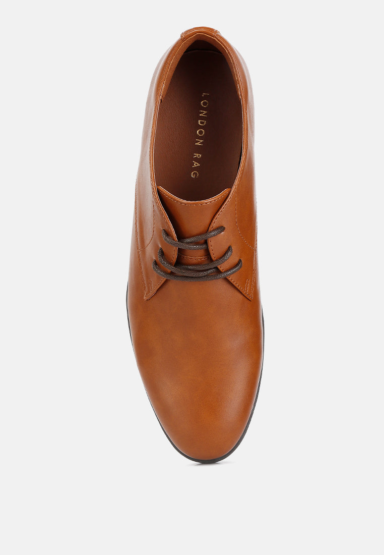 Black minimalist faux leather men's derby shoes with lace-up fastening and low block heel. — view 4