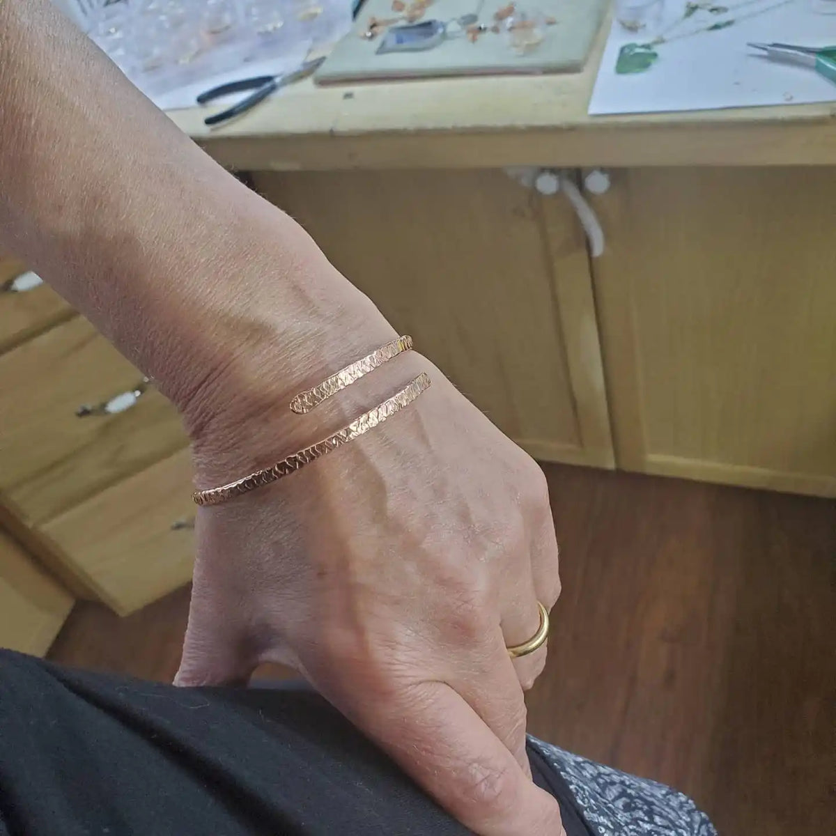 Handmade Adjustable 10 Gauge Copper Hammer Textured Overlap Bangle-4