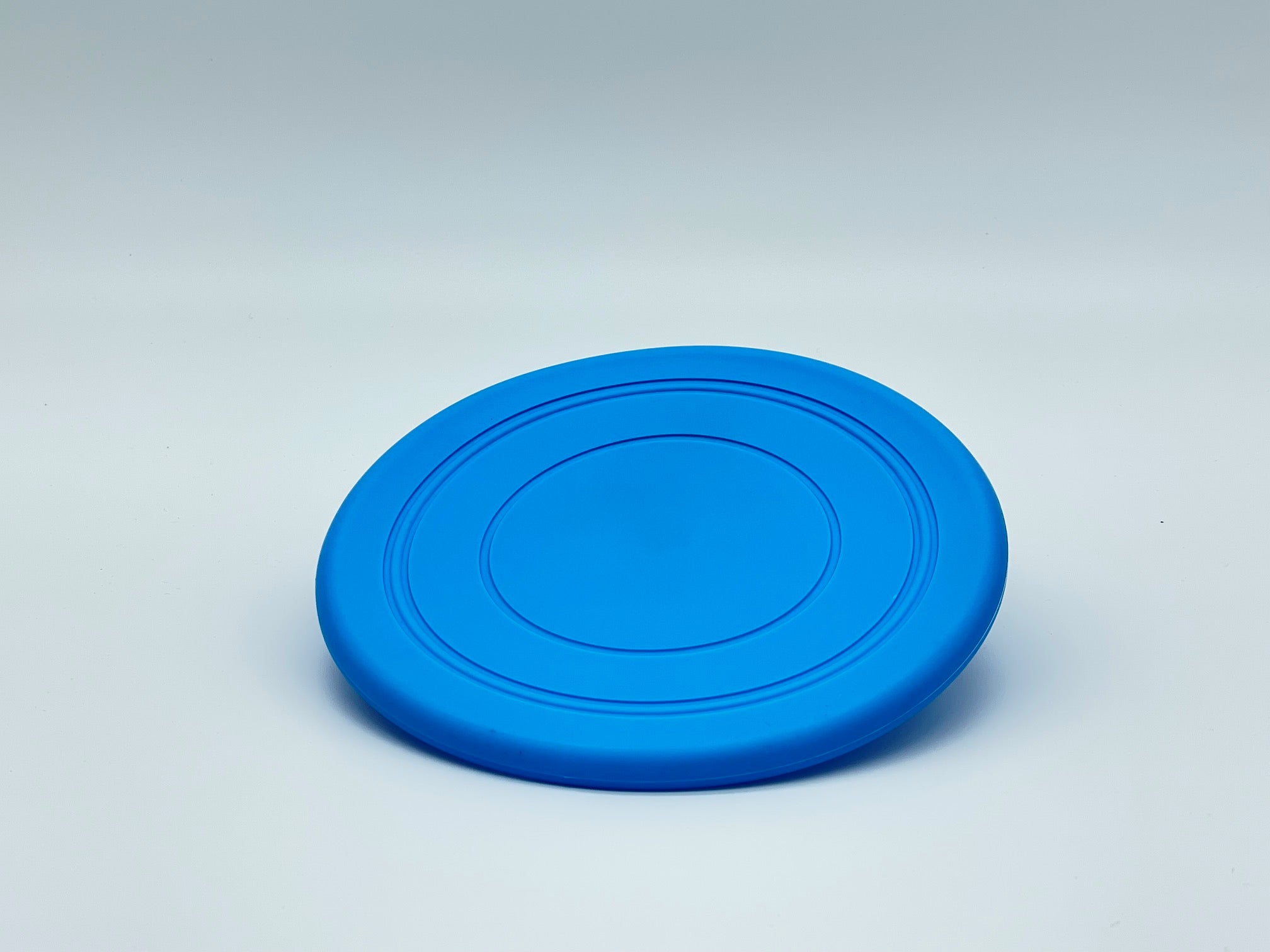 Fetch Me Frisbee dog toy, non-toxic flexible plastic flying disc for outdoor catch games. — view 4