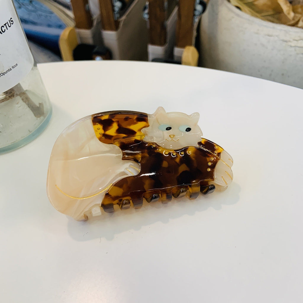 Hand-painted lazy cats hair claw clip made of eco-friendly cellulose acetate on a plain background — view 2