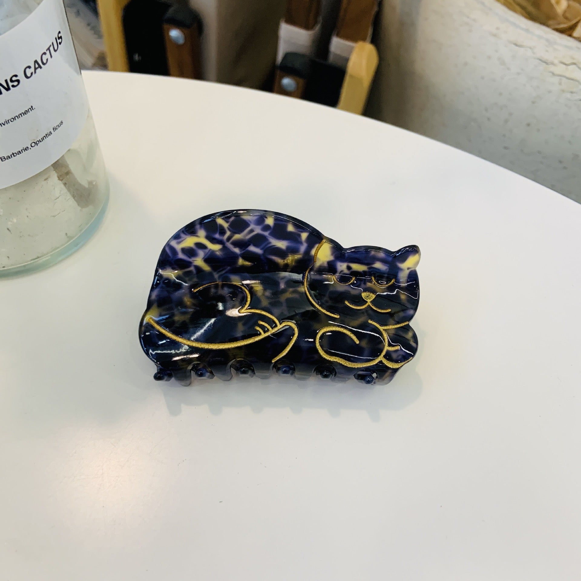 Hand-painted lazy cats hair claw clip made of eco-friendly cellulose acetate on a plain background — view 4