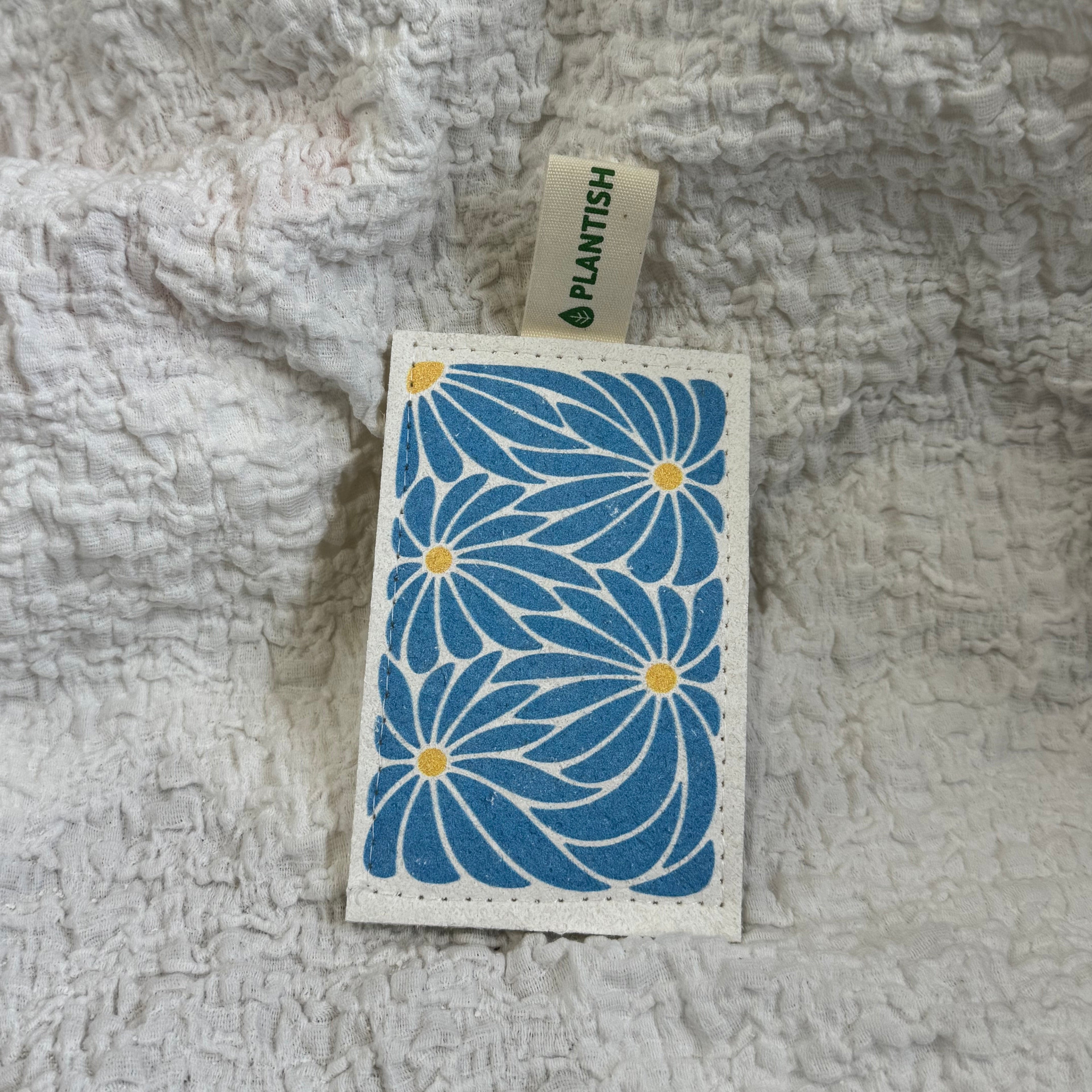 Blue Daisy compostable eco sponge with wood pulp, textured loofah, and a blue floral print pattern — view 2