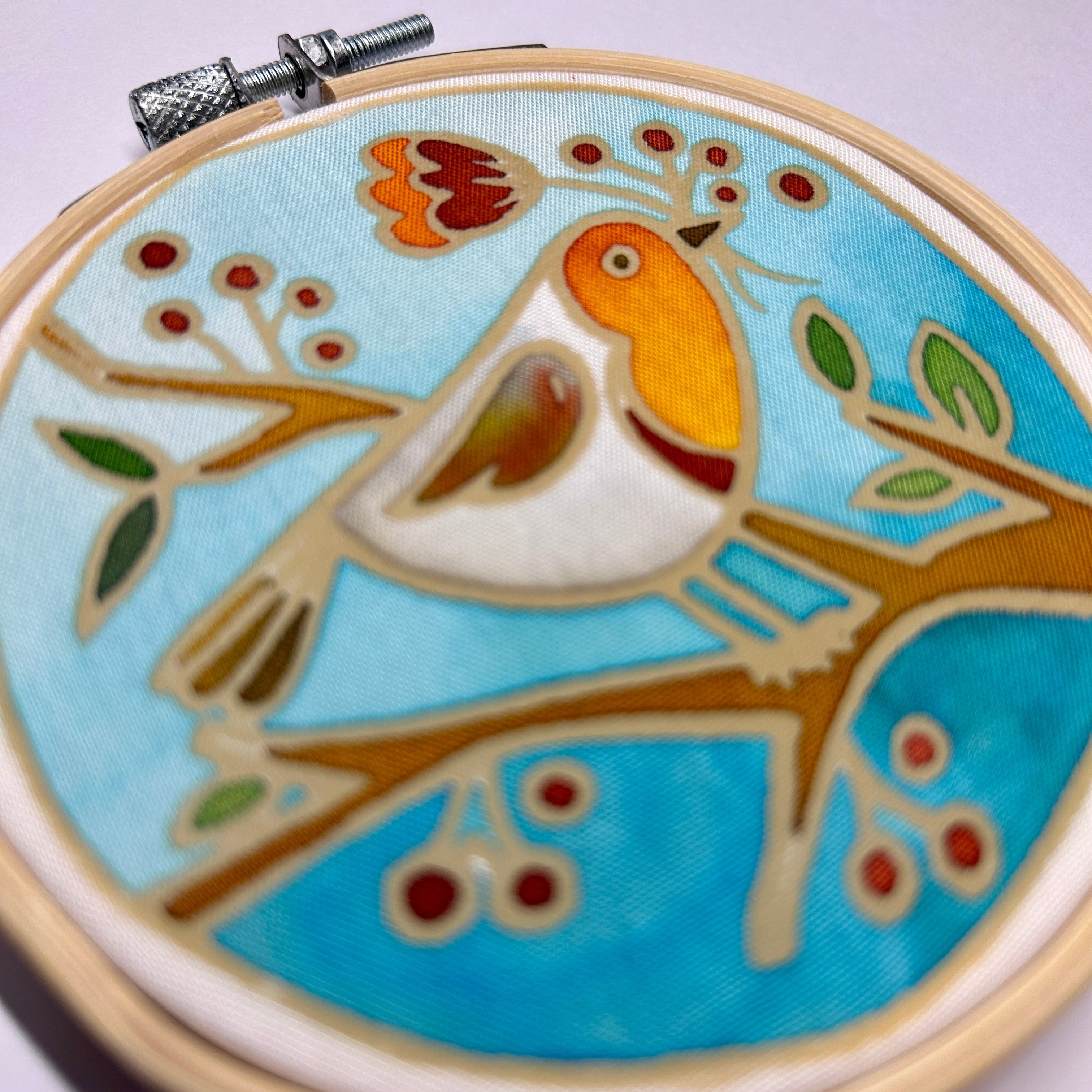 Cheeky Robin mini batik craft kit in a 10cm wooden display ring — view 3
