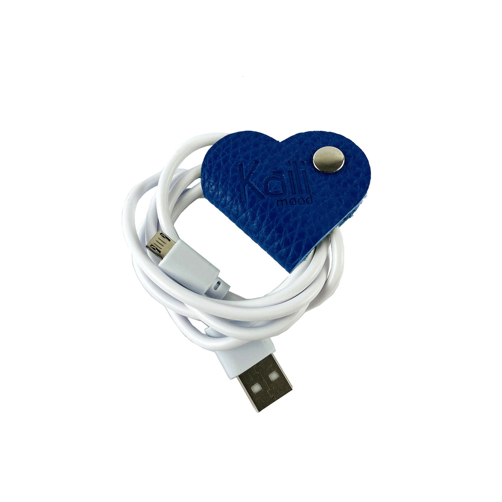 K0039DB | Avvolgicavo Cuore Made in Italy in Vera Pelle pieno fiore, grana dollaro - Colore Blu - Dimensioni: cm 5 x 8 x 0,5 - Confezione: Gift Box rigido fondo/coperchio-0