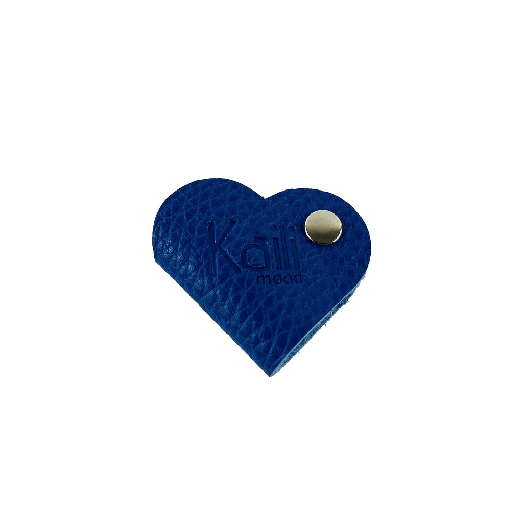 K0039DB | Avvolgicavo Cuore Made in Italy in Vera Pelle pieno fiore, grana dollaro - Colore Blu - Dimensioni: cm 5 x 8 x 0,5 - Confezione: Gift Box rigido fondo/coperchio-3