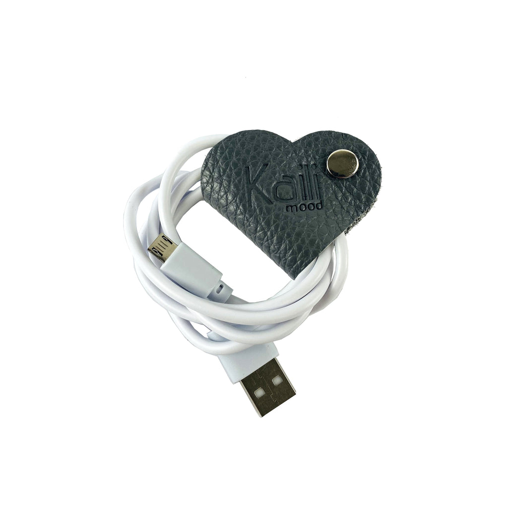 K0039FB | Avvolgicavo Cuore Made in Italy in Vera Pelle pieno fiore, grana dollaro - Colore Grigio - Dimensioni: cm 5 x 8 x 0,5 - Confezione: Gift Box rigido fondo/coperchio-0