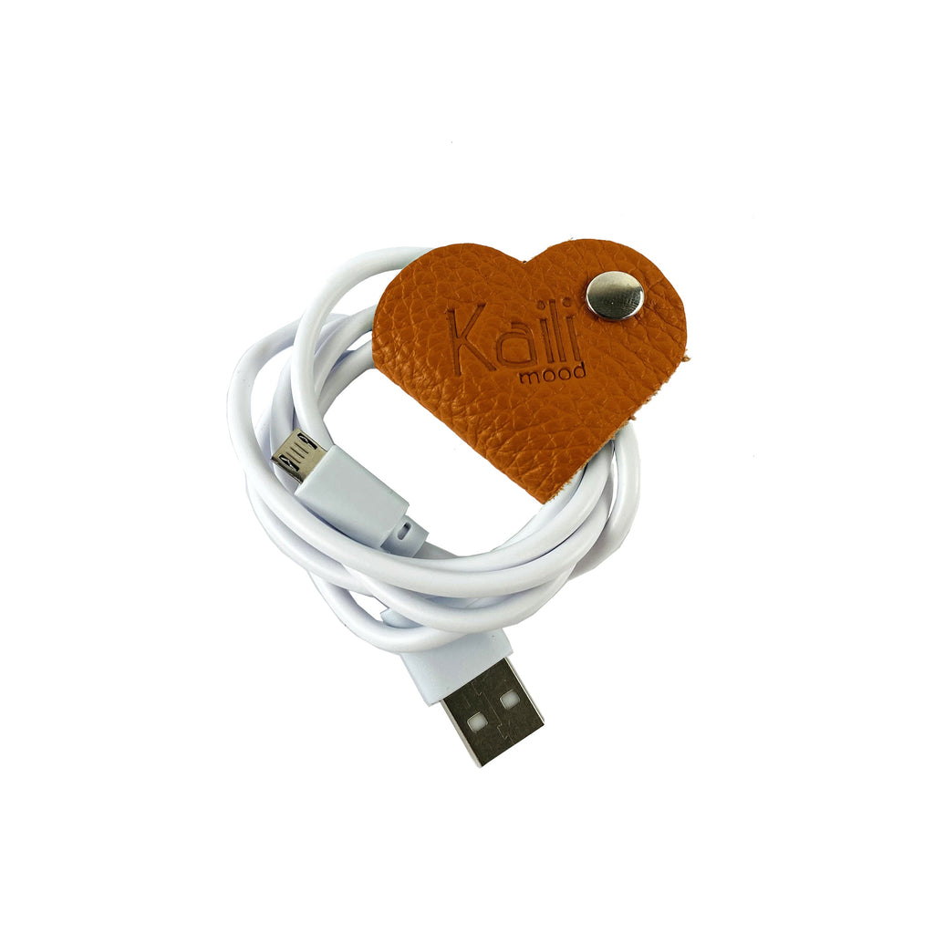 K0039LB | Avvolgicavo Cuore Made in Italy in Vera Pelle pieno fiore, grana dollaro - Colore Arancione - Dimensioni: cm 5 x 8 x 0,5 - Confezione: Gift Box rigido fondo/coperchio-0
