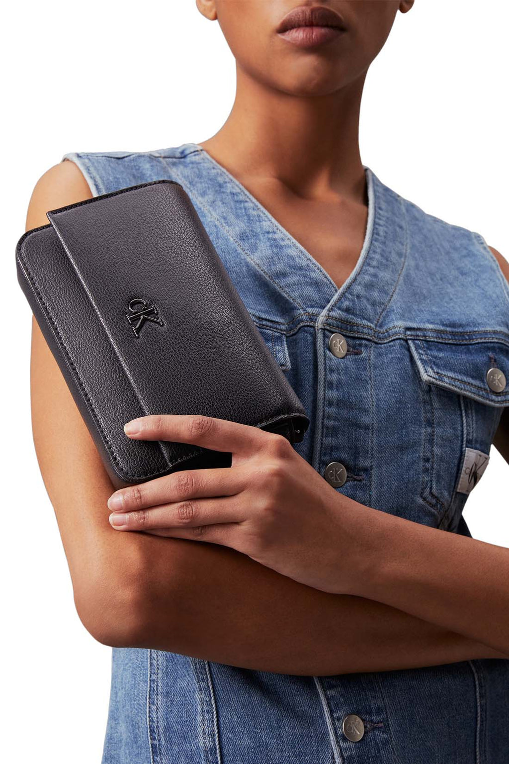 Black faux-leather women's wallet bag with chain shoulder strap and front monogram plaque — view 4