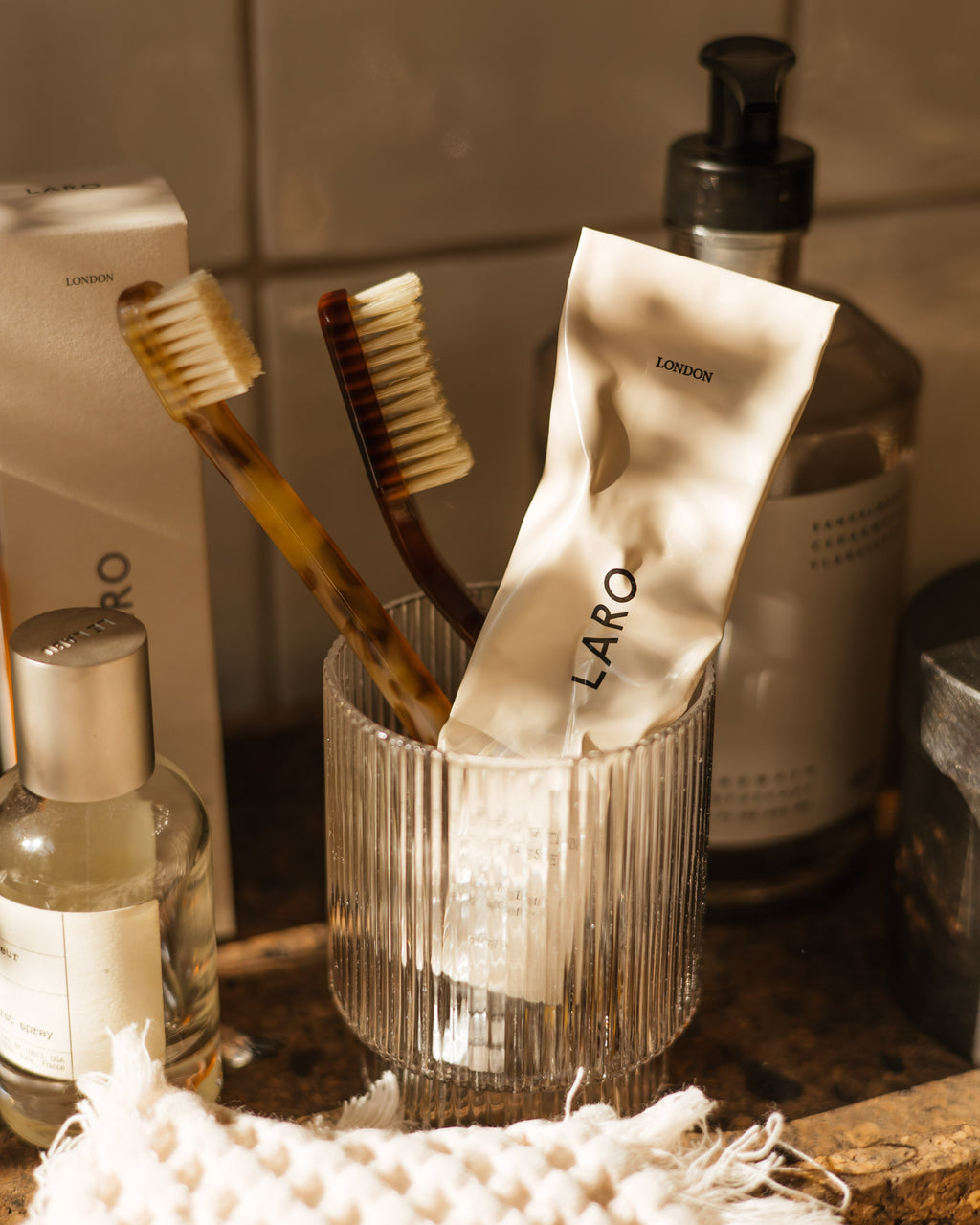 Naturally whitening toothpaste in a fully recyclable aluminum tube with natural mint and lemon flavor. — view 3