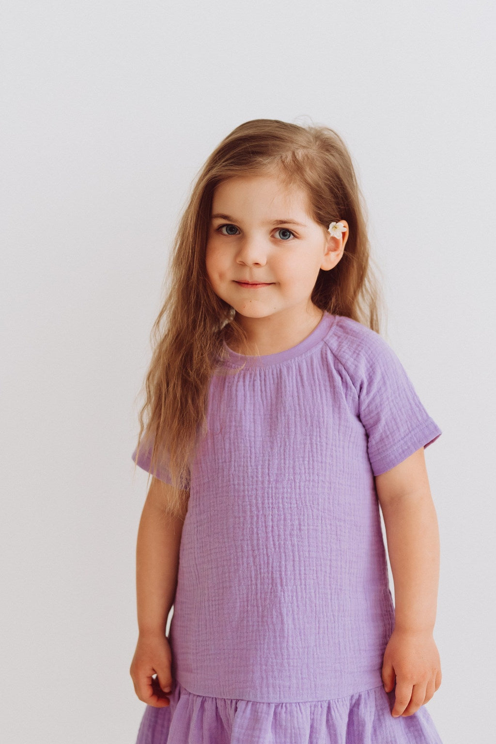 Minni girls dress with short sleeves and ruffled hem in lightweight cotton muslin fabric — view 3