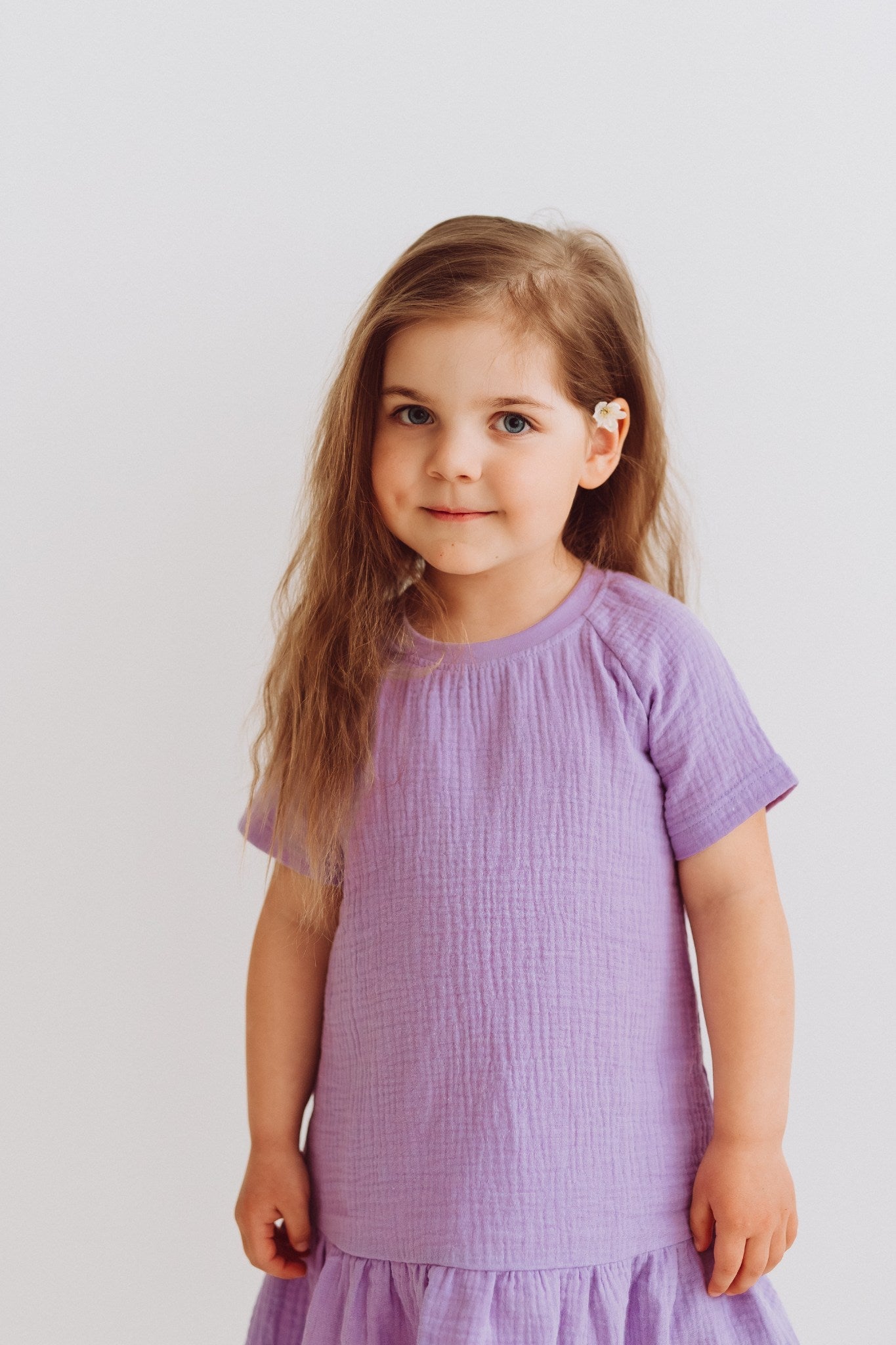 Minni girls dress with short sleeves and ruffled hem in lightweight cotton muslin fabric — view 3