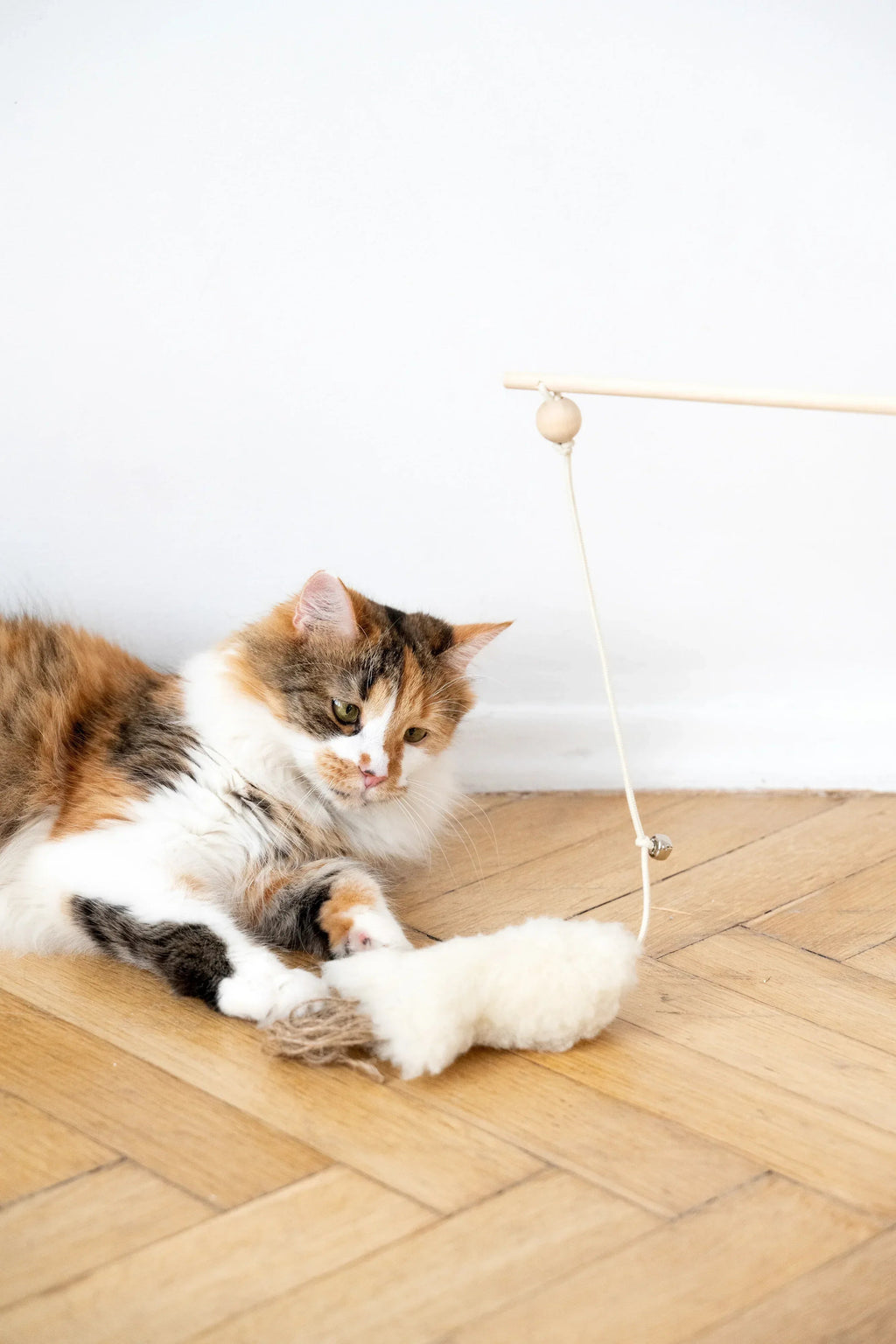 Natural woolen cat toy fish with wooden stick, jute string, metal bell, and feathers — view 3