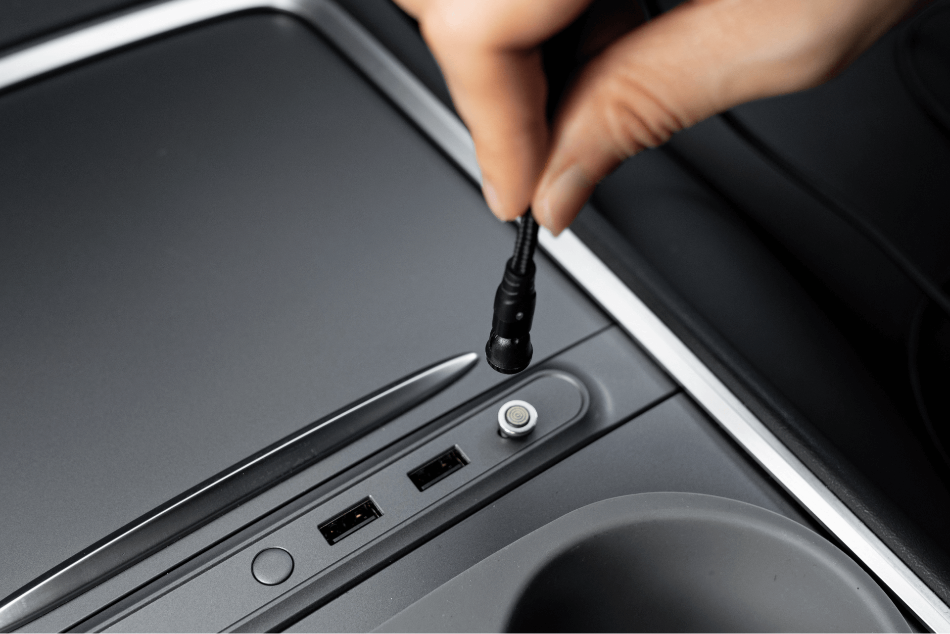 Magnetic USB-C charging cable in black nylon braid with aluminum connector and rotatable head — view 5