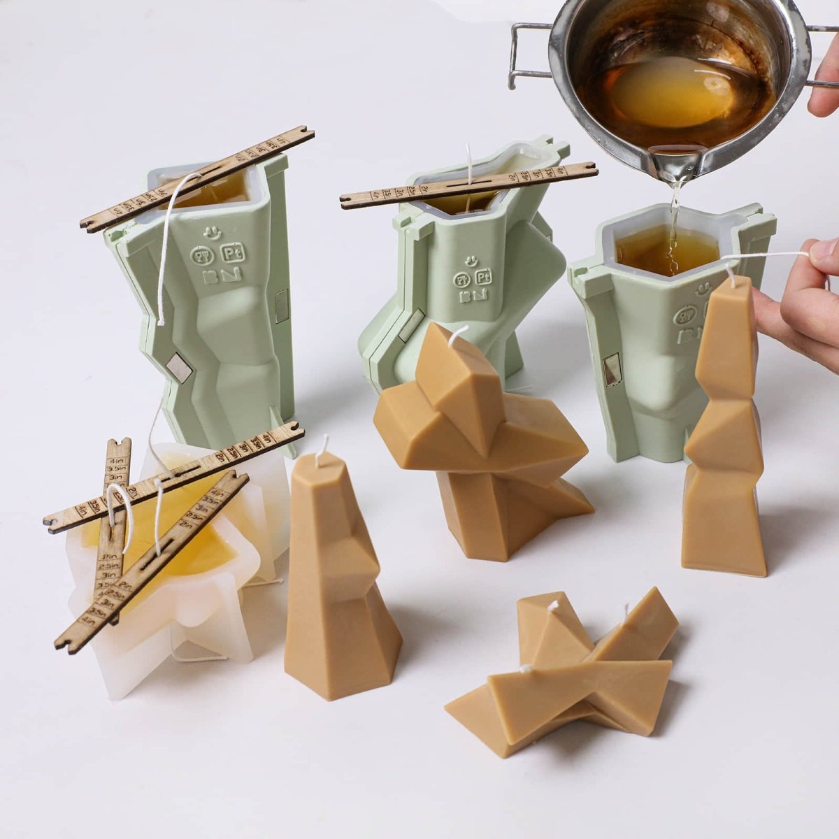 Geometric silicone candle mold from the Dobraduras series for seamless structural wax casting — view 2