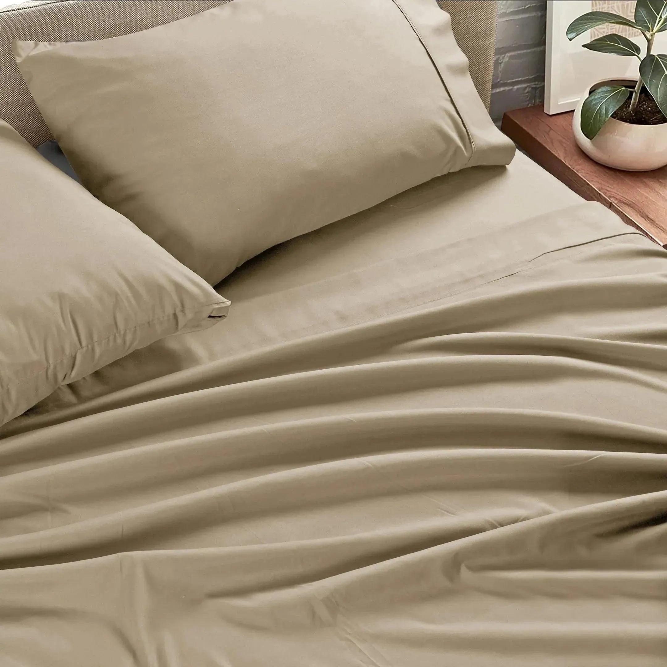 Plain microfiber sheet set in solid colors featuring a flat sheet fitted sheet and pillowcases
