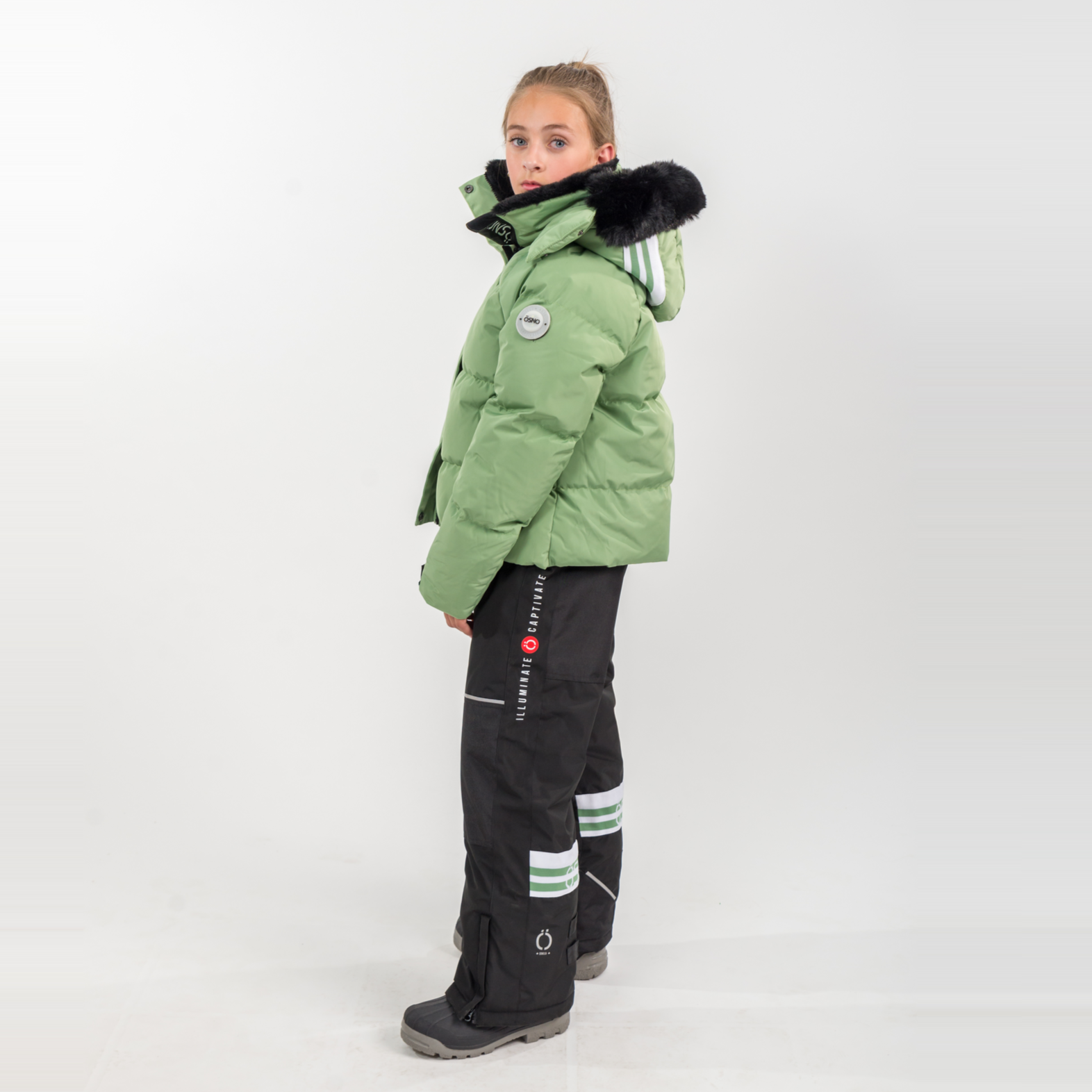 Green girls cropped ski jacket and snow pants winter set with black fur hood — view 2