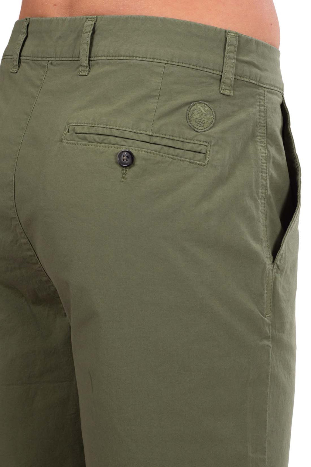 Men's navy blue stretch cotton chino Bermuda shorts with back pockets and embroidered logo. — view 9