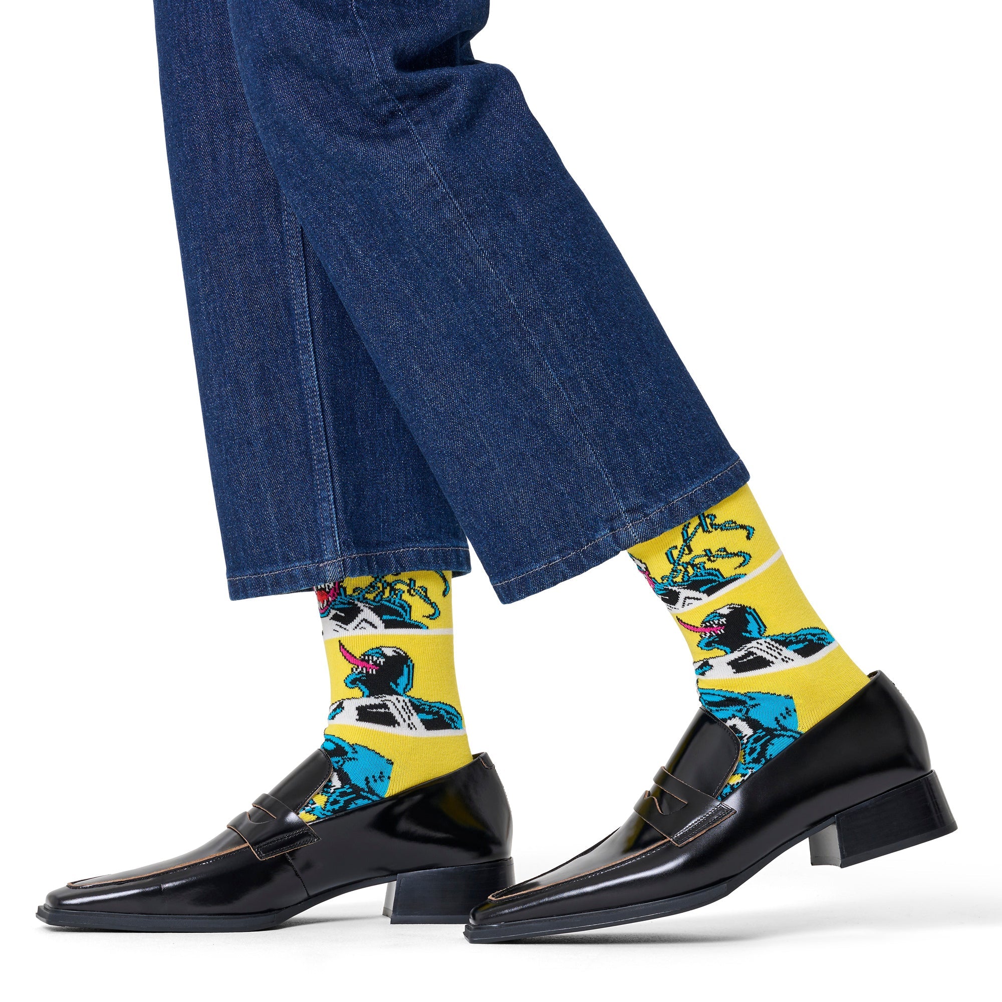 Men's yellow Marvel Symbiote crew socks made from an organic cotton blend. — view 3