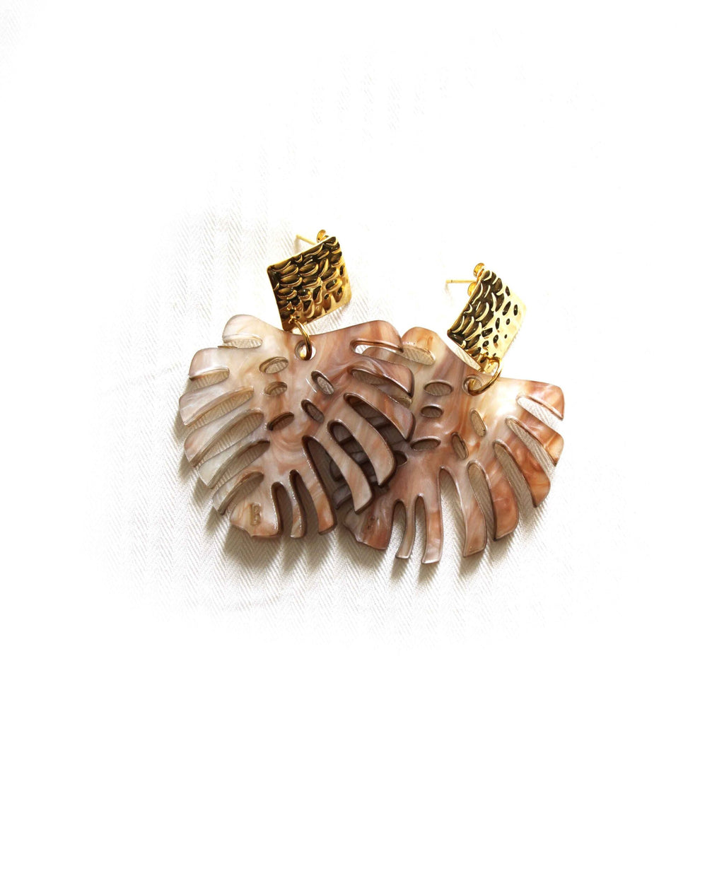 Pendientes hoja monstera de resina marmolada marrón-5