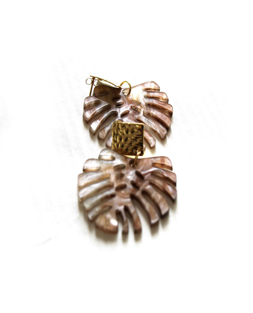 Pendientes hoja monstera de resina marmolada marrón-4