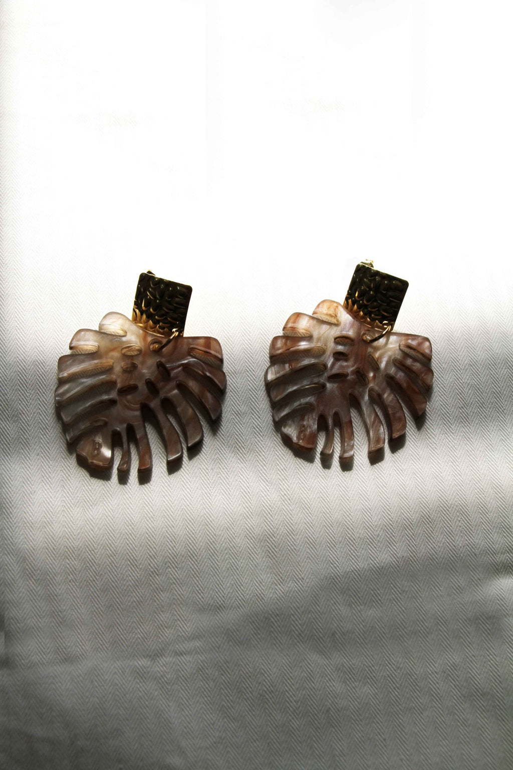 Pendientes hoja monstera de resina marmolada marrón-3