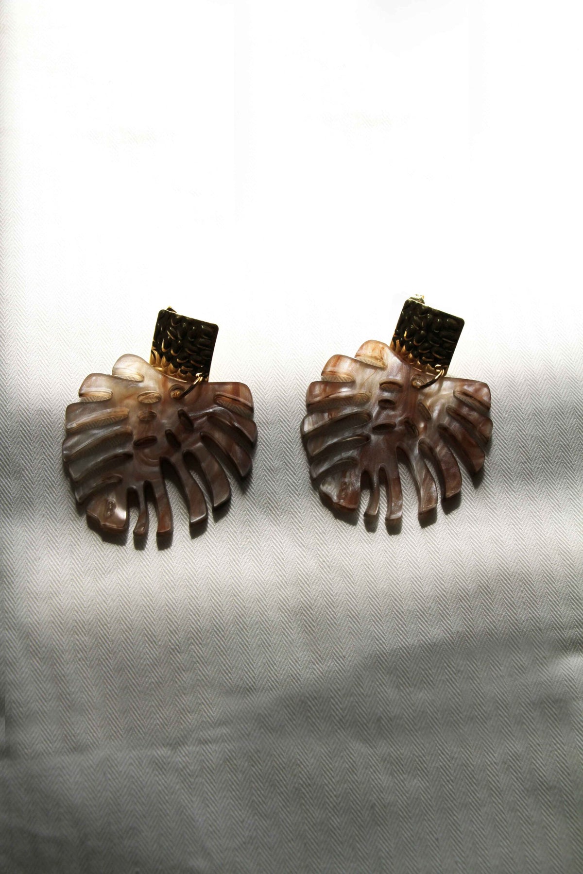 Pendientes hoja monstera de resina marmolada marrón-3
