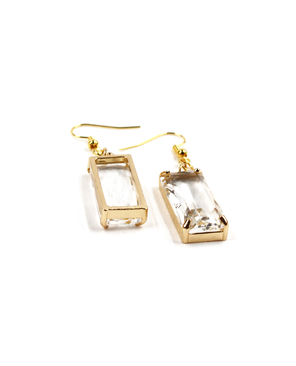 Pendientes dorados con cristal rectangular transparente-3