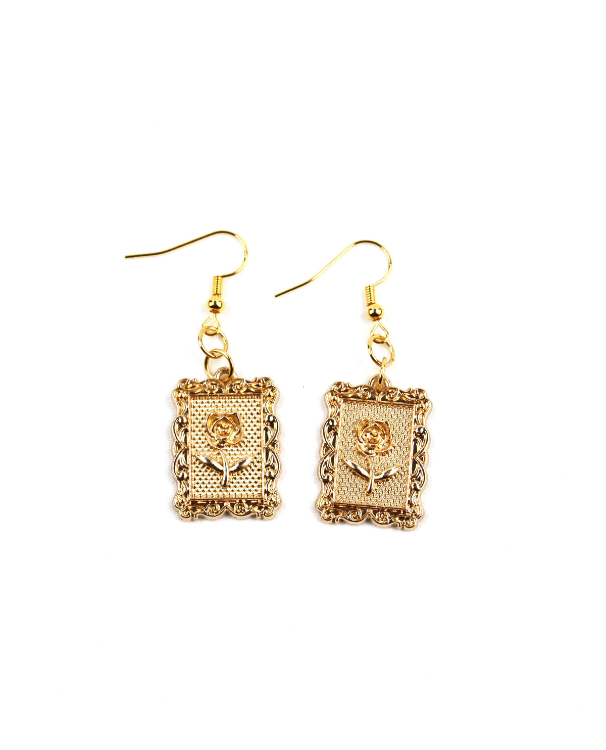 Pendientes dorados rectangulares con flor en relieve-0