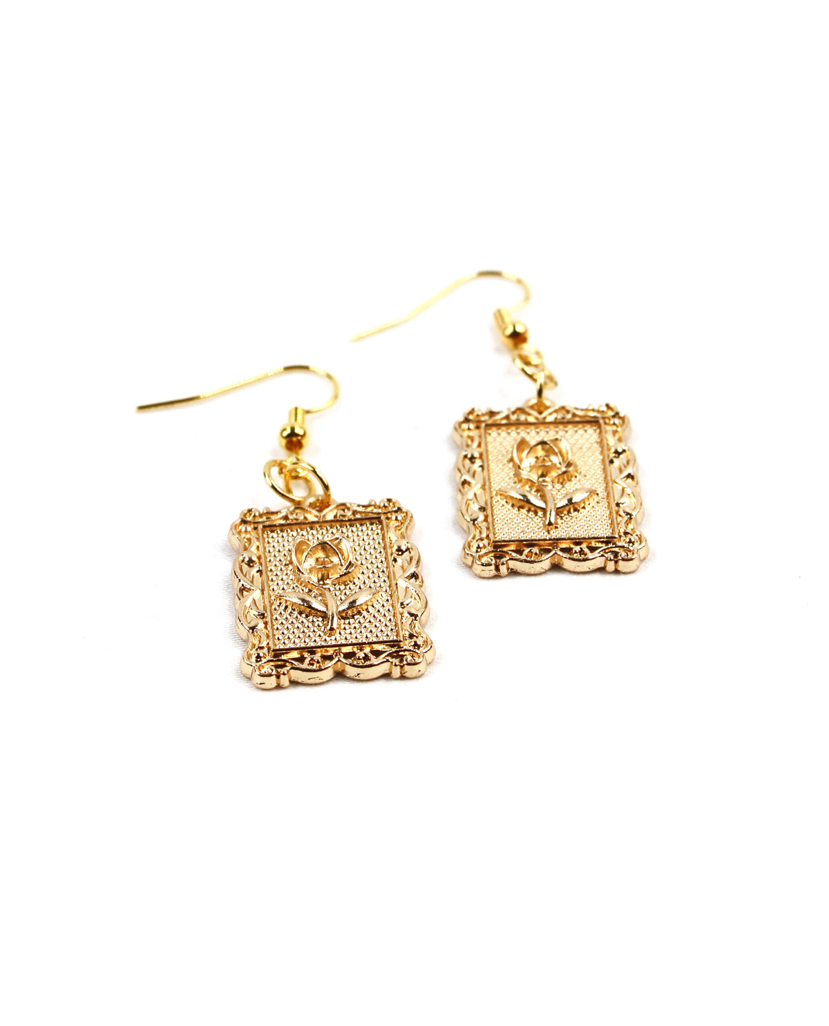 Pendientes dorados rectangulares con flor en relieve-1