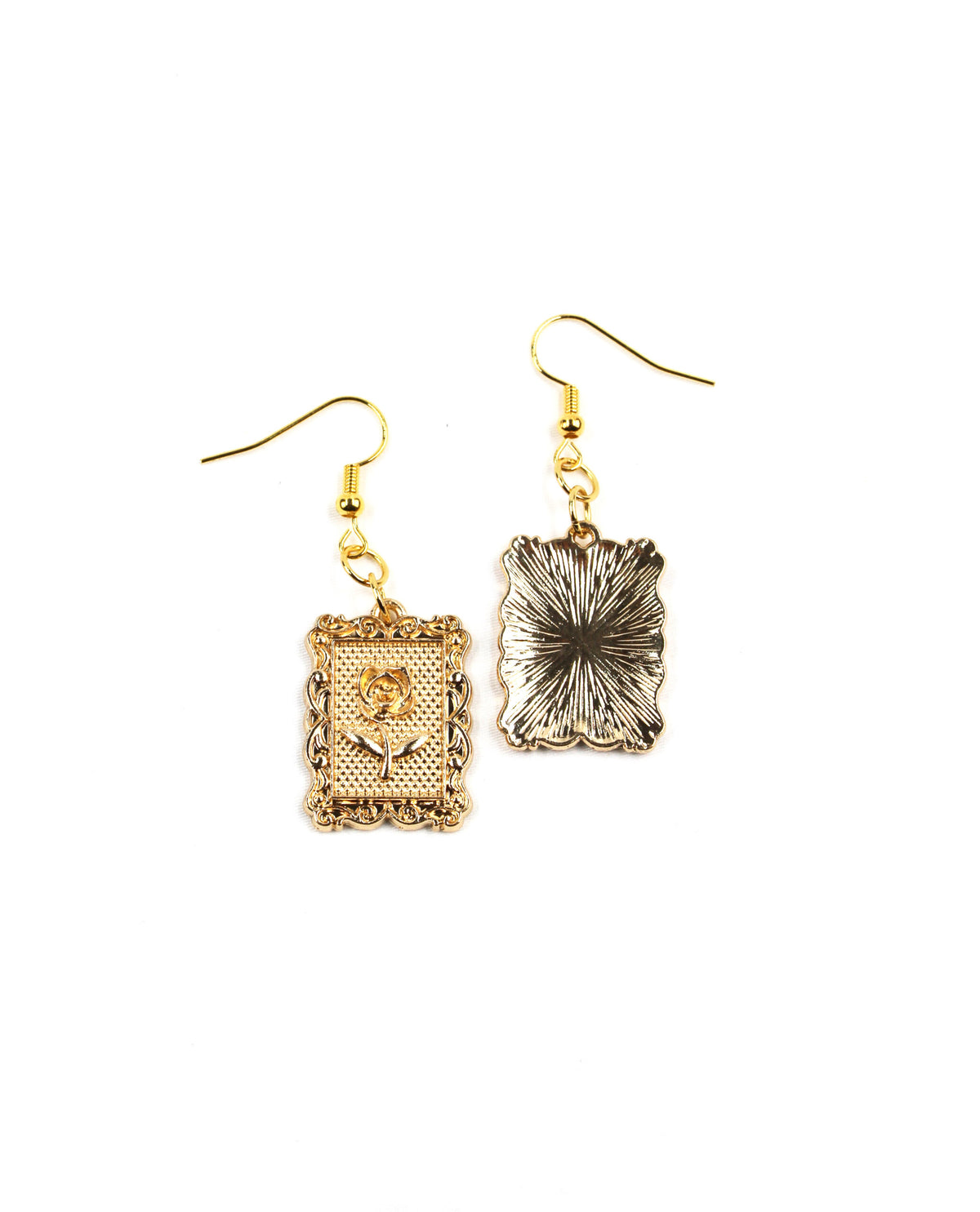 Pendientes dorados rectangulares con flor en relieve-2