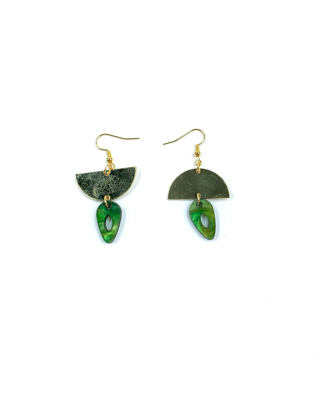 Pendientes dorados con resina verde marmolada-0
