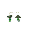 Pendientes dorados con resina verde marmolada-0