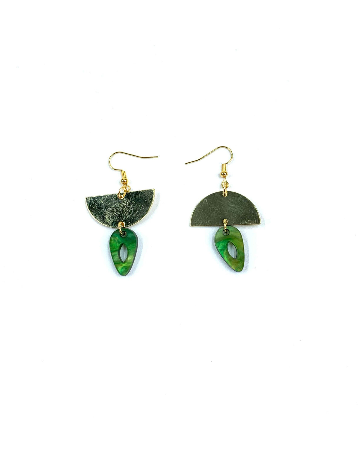 Pendientes dorados con resina verde marmolada-0