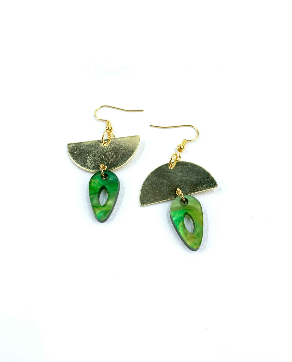 Pendientes dorados con resina verde marmolada-1