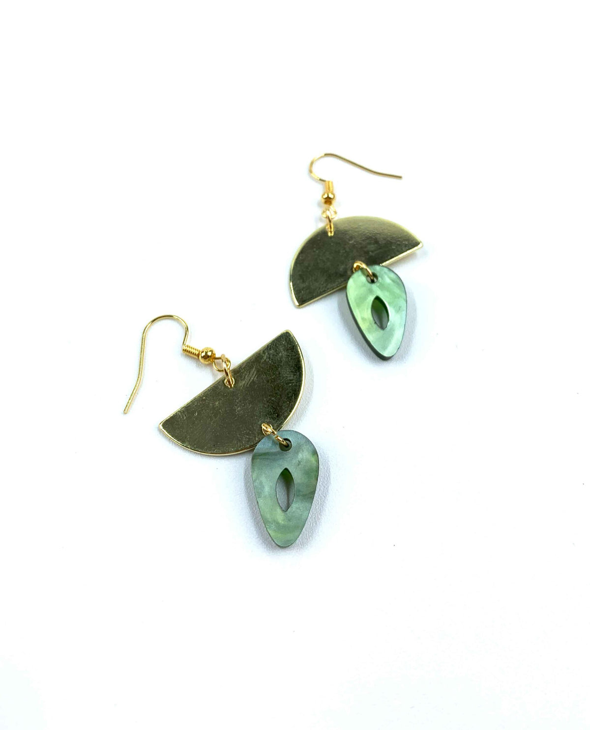Pendientes dorados con resina verde marmolada-2
