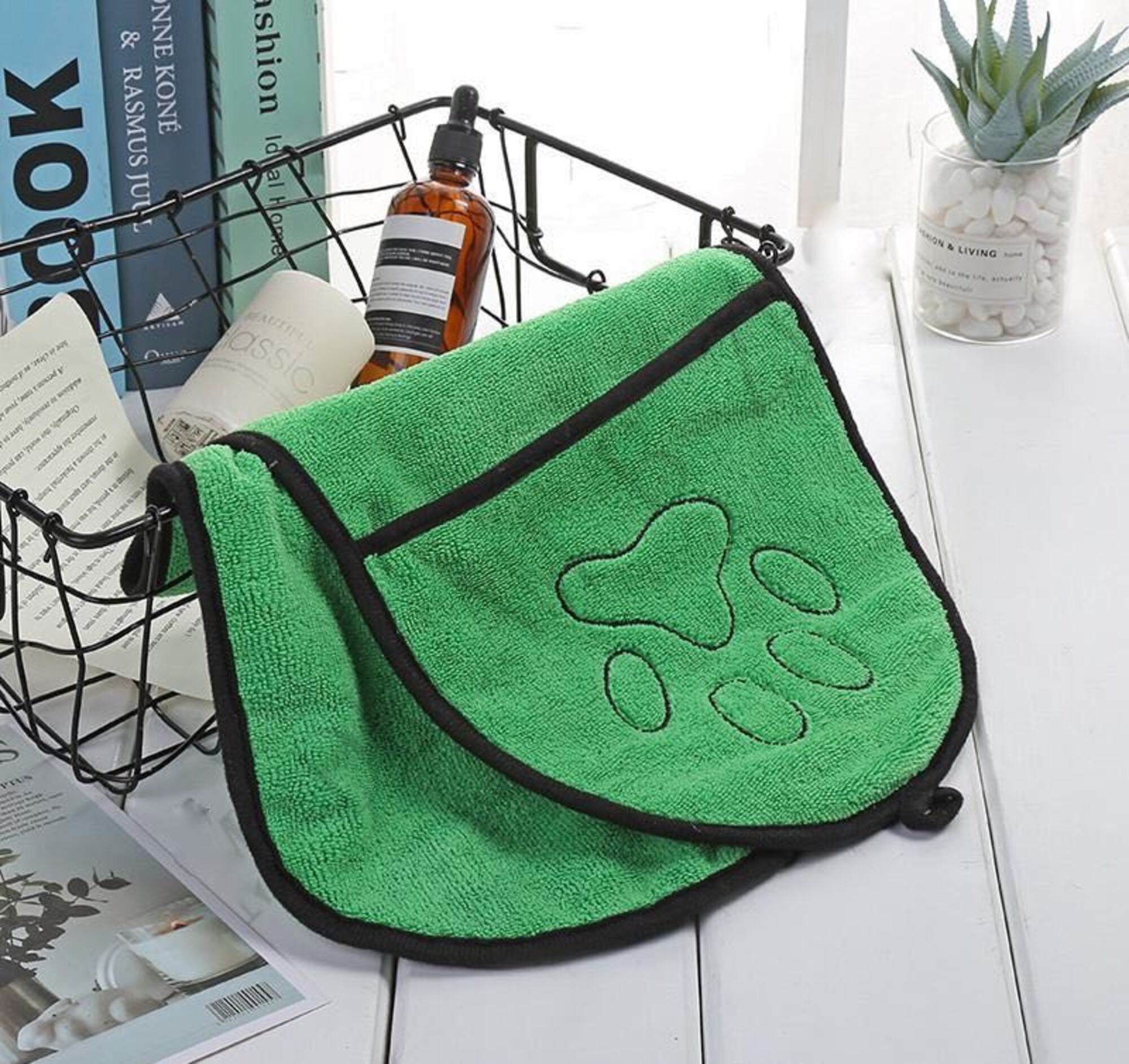Ultra-absorbent microfiber dog bath towel with double drop pocket design for grooming and drying. — view 4