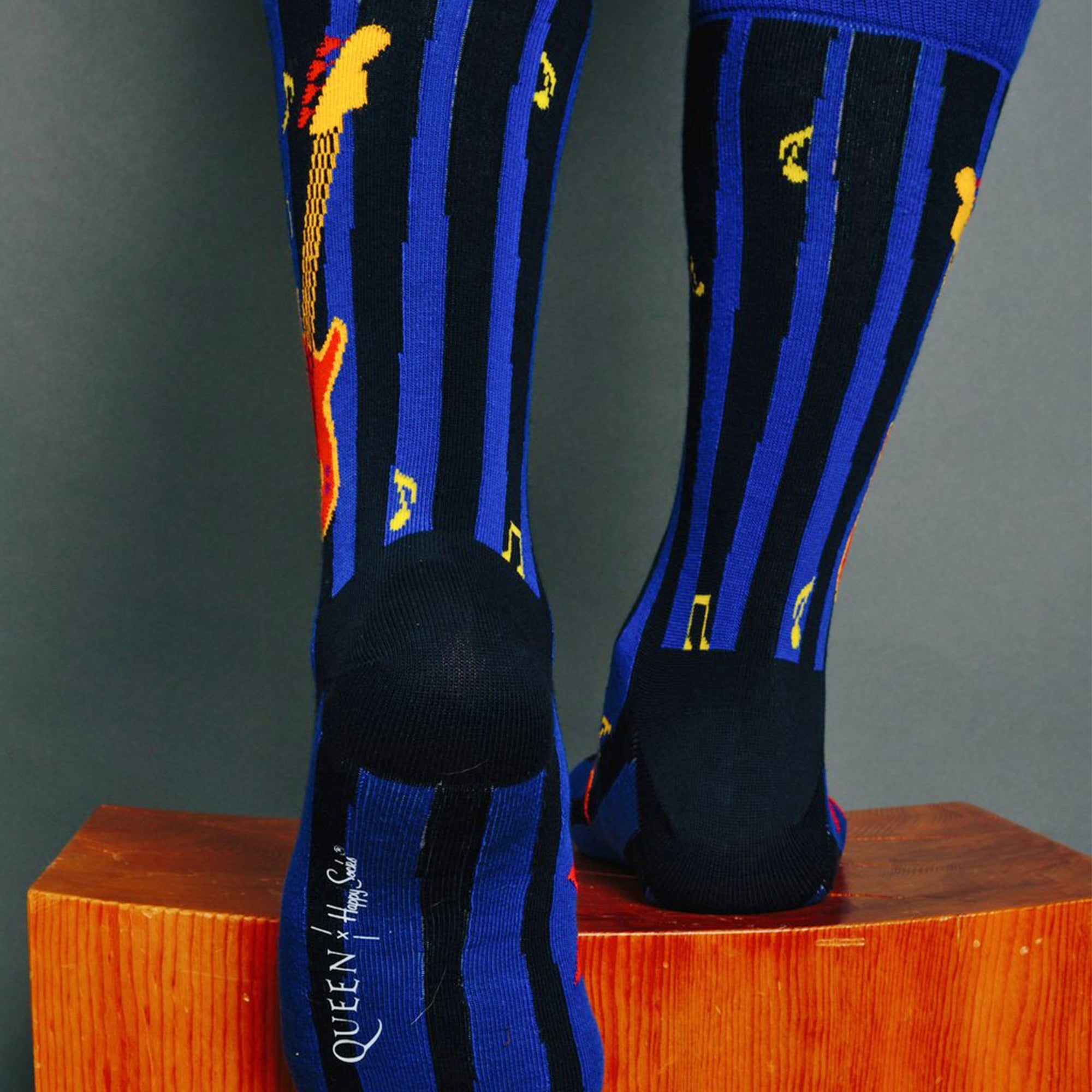 Mens official licensed Queen novelty crew socks in colourful combed cotton blend — view 4