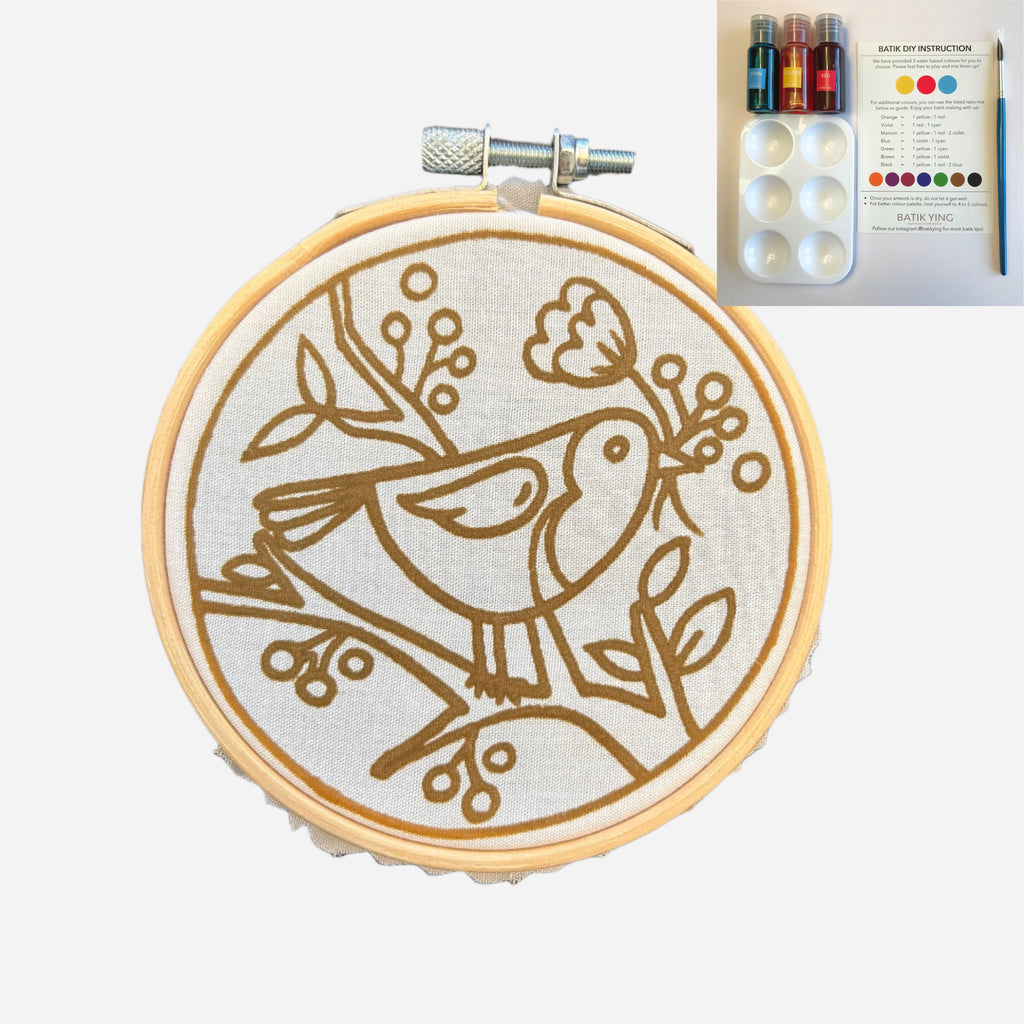 Cheeky Robin mini batik craft kit in a 10cm wooden display ring — view 4