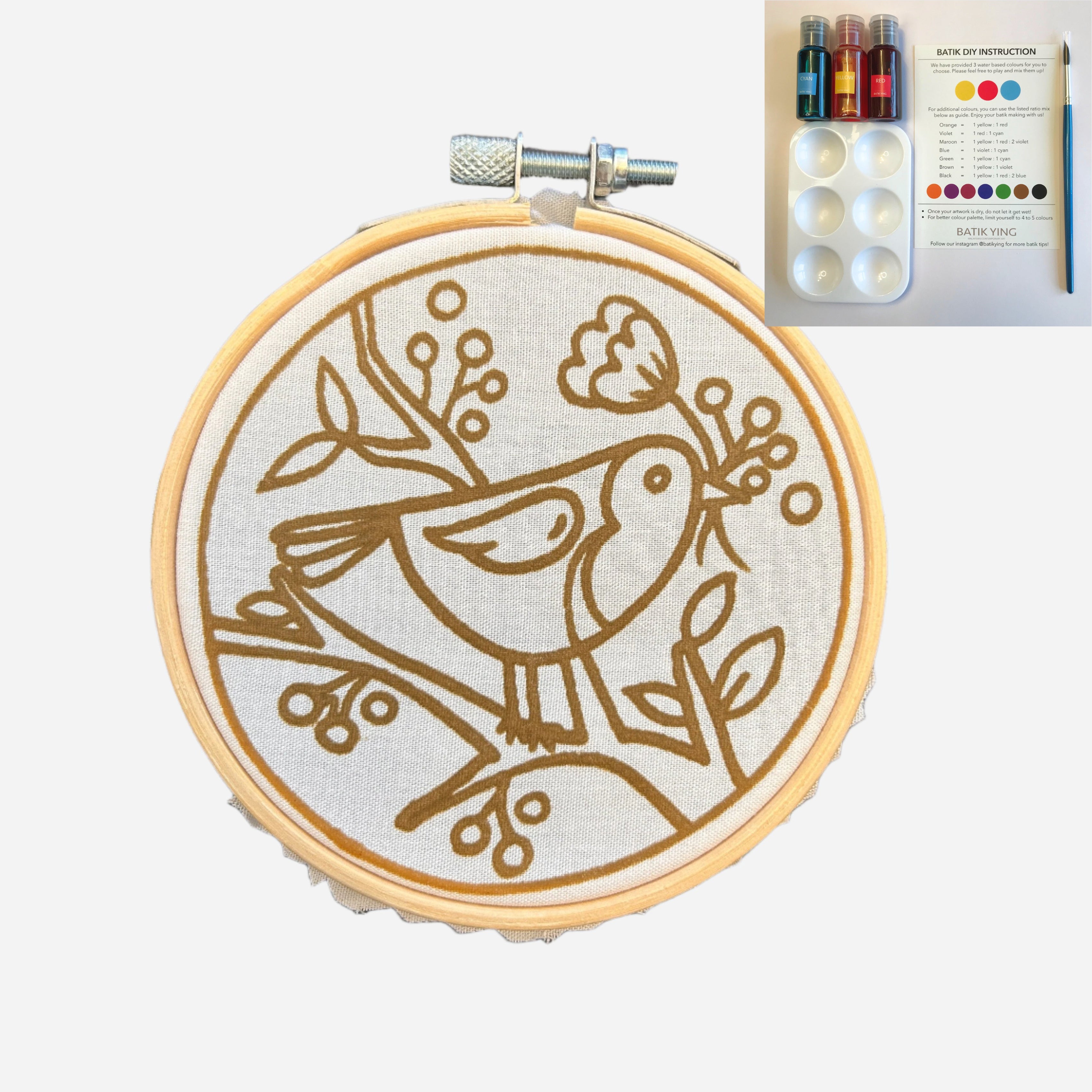 Cheeky Robin mini batik craft kit in a 10cm wooden display ring — view 4