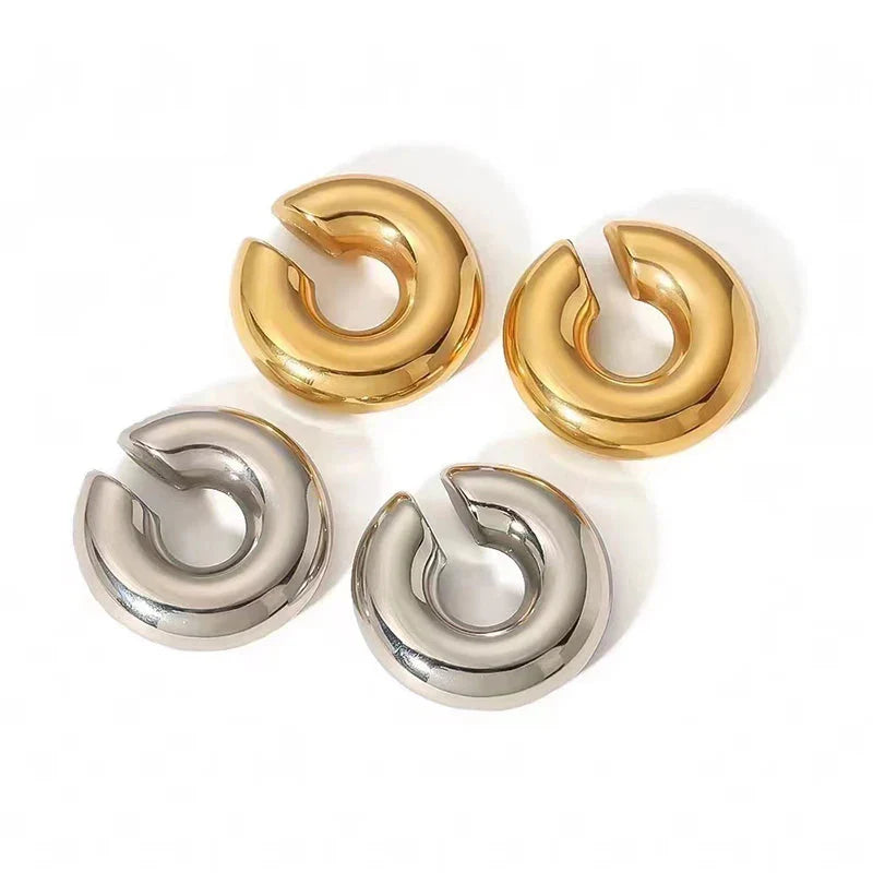 Smooth C-shape clip earrings in gold and silver colors mimicking a cartilage piercing cuff