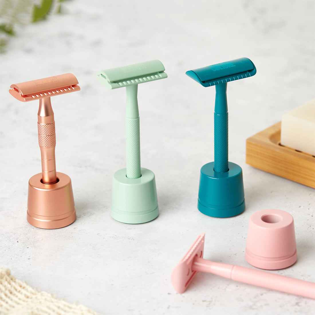 Teal reusable double edge safety razor with long chrome handle and colour matched gift box — view 2