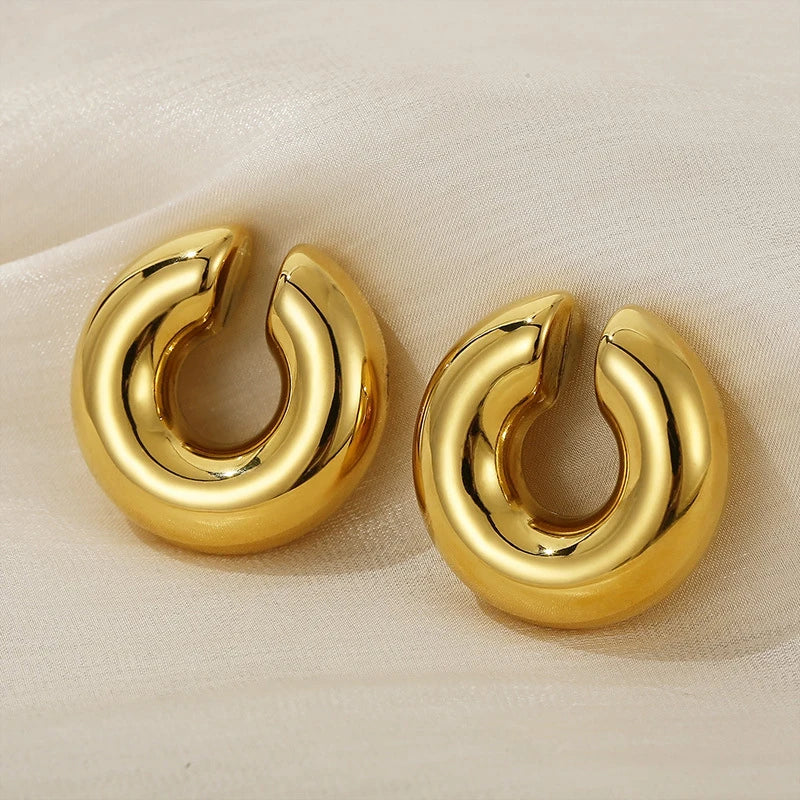Smooth C-shape clip earrings in gold and silver colors mimicking a cartilage piercing cuff — view 5