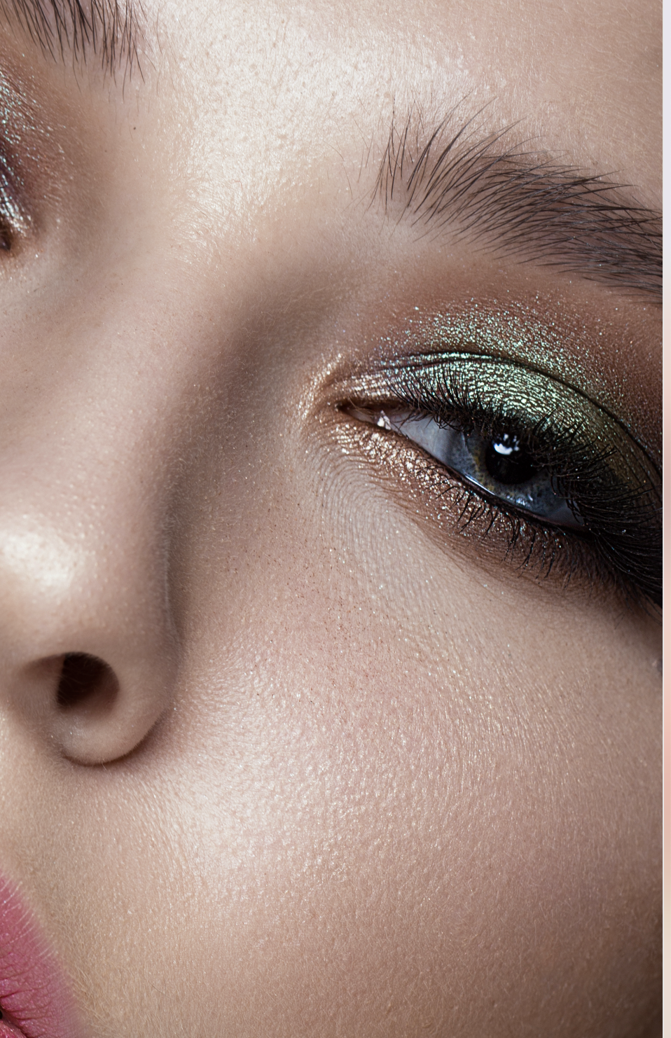 Éclat de Lune highlight powder compact with shimmering luminous pigments for a radiant makeup finish — view 5